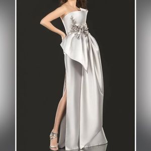 Three-dimensional sculptured bodice has a cascading flower and bead’s